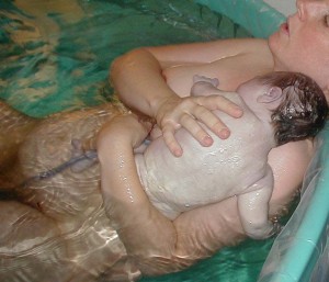 waterbirth_babe_arms02